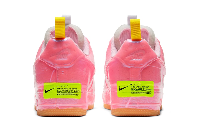 真空パックされたようなナイキエアフォース1ローレーサーピンクが登場 nike n 354 air force 1 low experimental racer pink release info