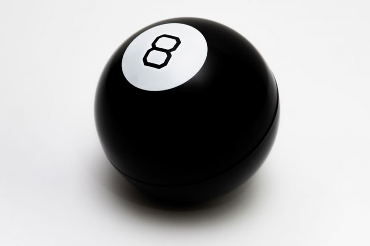 STÜSSY から 8 Ball ロゴを模したマジック8ボールが登場