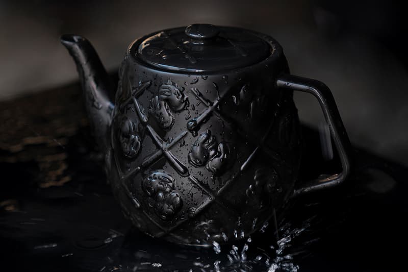 カウズの“XX”モノグラム柄ティーポットにブラックカラーが追加 KAWS Black Ceramic XX Monogram Teapot Release AllRightsReserved DDTstore Brian Donnelly