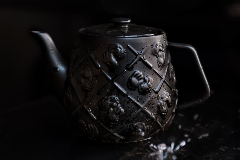 カウズの“XX”モノグラム柄ティーポットにブラックカラーが追加 KAWS Black Ceramic XX Monogram Teapot Release AllRightsReserved DDTstore Brian Donnelly