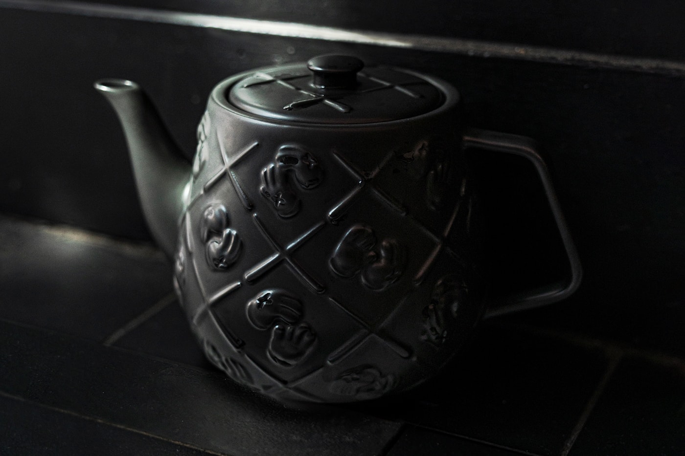 カウズの“XX”モノグラム柄ティーポットにブラックカラーが追加 KAWS Black Ceramic XX Monogram Teapot Release AllRightsReserved DDTstore Brian Donnelly