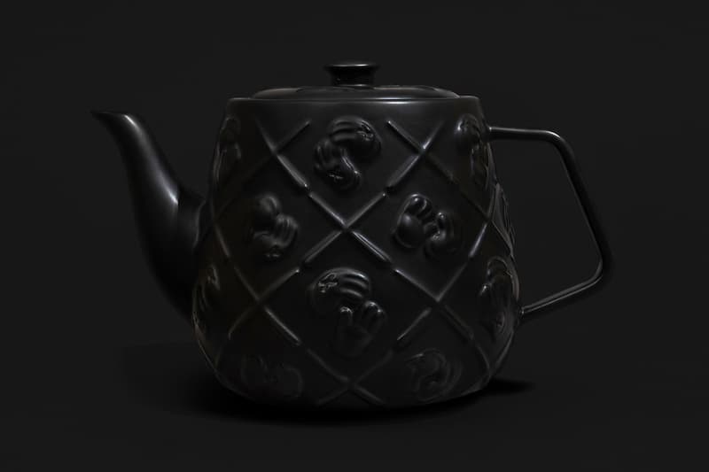 カウズの“XX”モノグラム柄ティーポットにブラックカラーが追加 KAWS Black Ceramic XX Monogram Teapot Release AllRightsReserved DDTstore Brian Donnelly