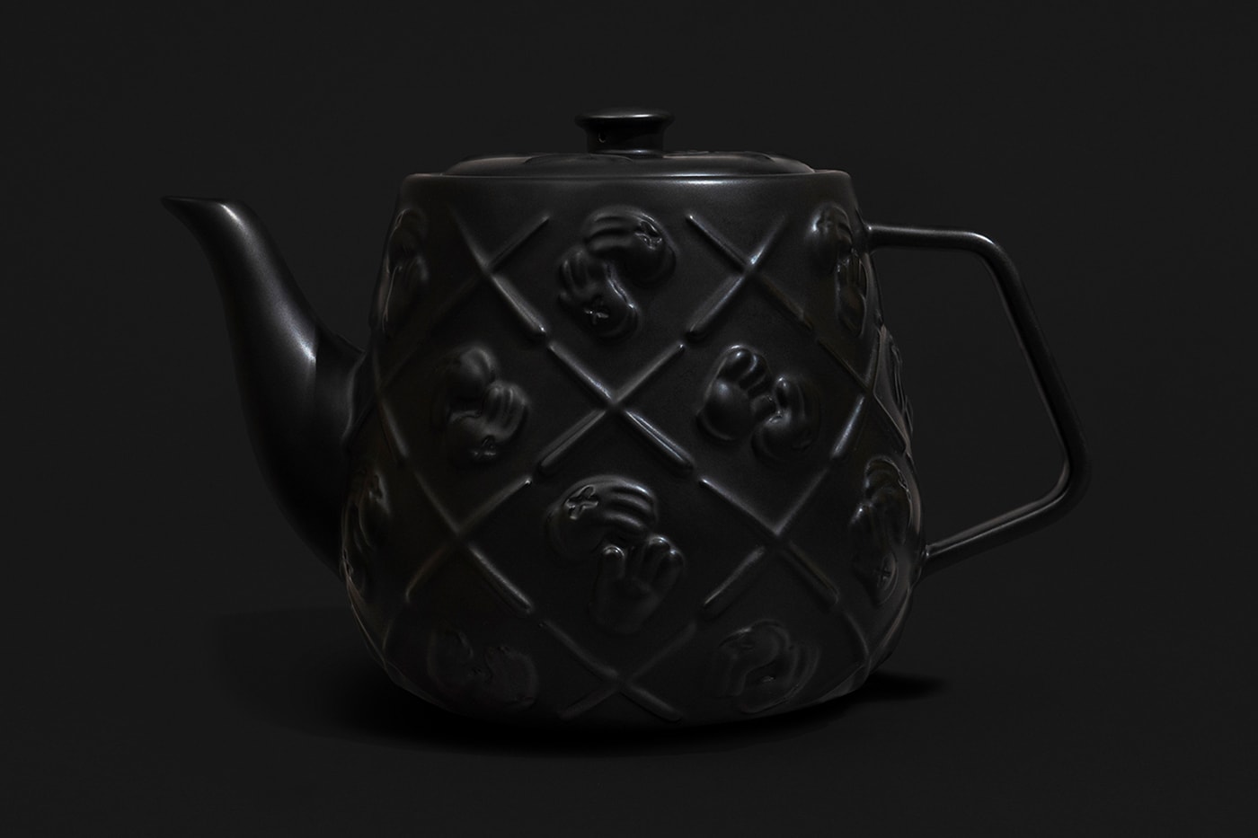 カウズの“XX”モノグラム柄ティーポットにブラックカラーが追加 KAWS Black Ceramic XX Monogram Teapot Release AllRightsReserved DDTstore Brian Donnelly