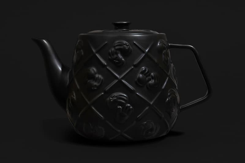 カウズの“XX”モノグラム柄ティーポットにブラックカラーが追加 KAWS Black Ceramic XX Monogram Teapot Release AllRightsReserved DDTstore Brian Donnelly