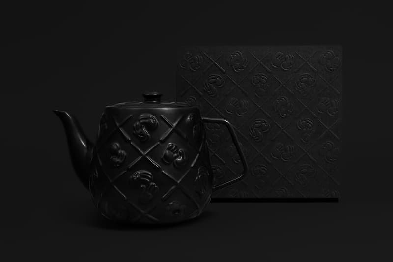 カウズの“XX”モノグラム柄ティーポットにブラックカラーが追加 KAWS Black Ceramic XX Monogram Teapot Release AllRightsReserved DDTstore Brian Donnelly