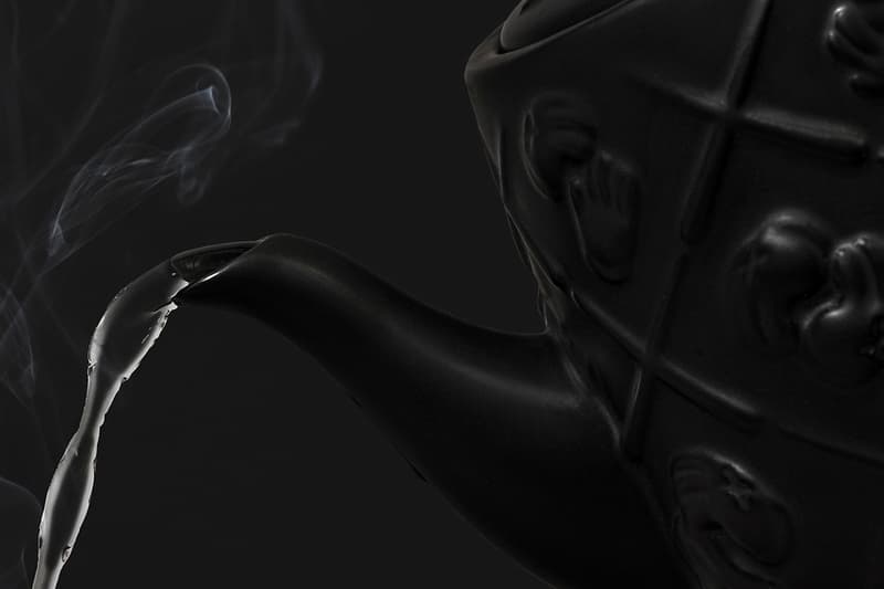 カウズの“XX”モノグラム柄ティーポットにブラックカラーが追加 KAWS Black Ceramic XX Monogram Teapot Release AllRightsReserved DDTstore Brian Donnelly