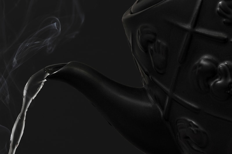 カウズの“XX”モノグラム柄ティーポットにブラックカラーが追加 KAWS Black Ceramic XX Monogram Teapot Release AllRightsReserved DDTstore Brian Donnelly