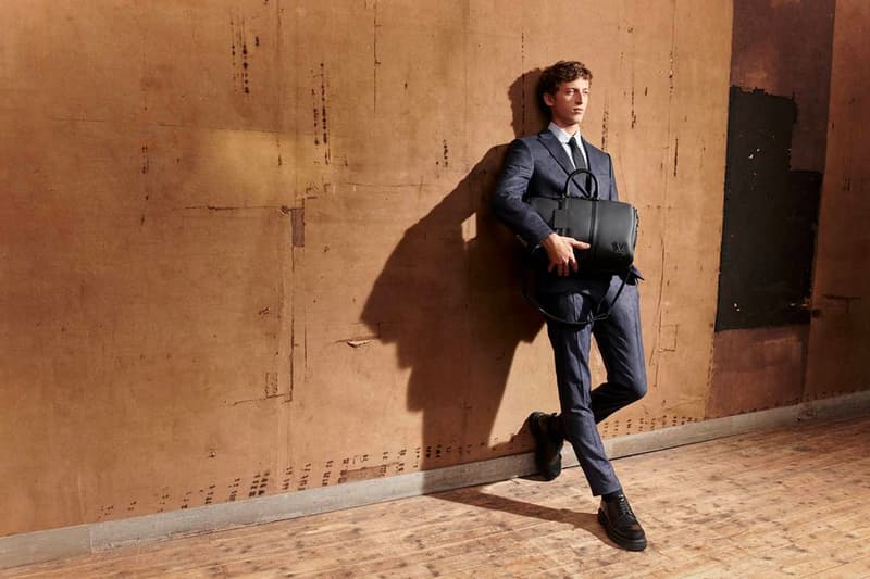 ルイ・ヴィトンからメンズの新作レザーグッズコレクション “アエログラム”が登場 Louis Vuitton Debuts Aerogram by Virgil Abloh Menswear LVMH Luxury French Luxury Fashion House Art of Travel Concorde journeys messenger keepall bag sot trunk phone box embossed leather