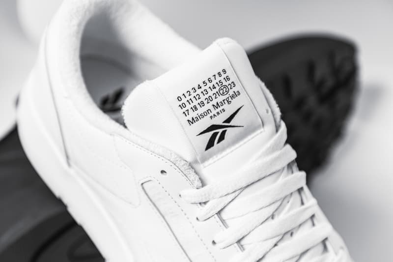 マルジェラ x リーボックによるクラシックレザータビの白と黒が発売 Maison Margiela Reebok Classic Leather Tabi Closer Look Release Info H04865 White Black Buy Price