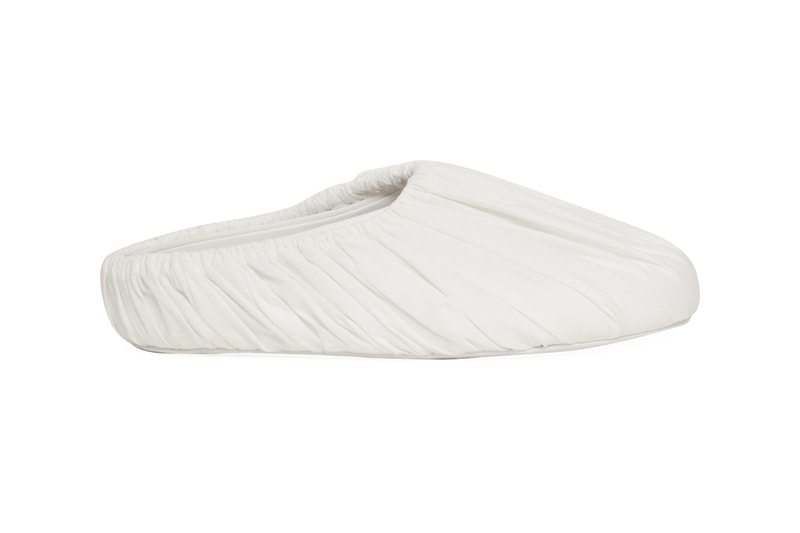メゾン マルジェラからミニマルな美学が詰め込まれたミュール サージカル スリッポンが登場 Maison Margiela Surgical Slip-On Mule White Off-White Nylon Upper Cloth Overlay Elasticated Band Round Toe Indoor House Shoe COVID Coronavirus Pandemic Locdown Chic Designer Suede Sole Made in Italy Slam Jam Exclusive Limited Edition
