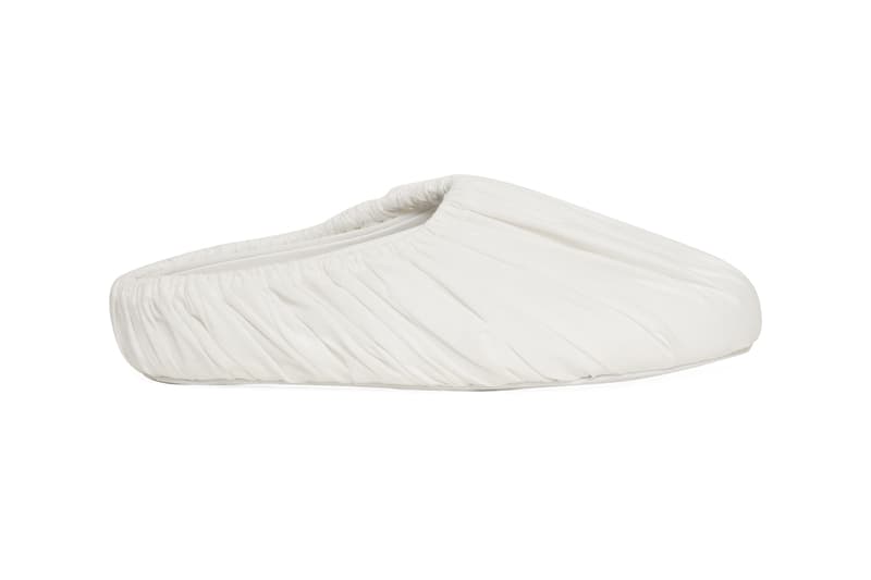 メゾン マルジェラからミニマルな美学が詰め込まれたミュール サージカル スリッポンが登場 Maison Margiela Surgical Slip-On Mule White Off-White Nylon Upper Cloth Overlay Elasticated Band Round Toe Indoor House Shoe COVID Coronavirus Pandemic Locdown Chic Designer Suede Sole Made in Italy Slam Jam Exclusive Limited Edition