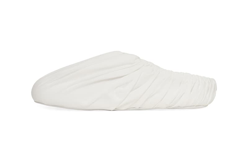 メゾン マルジェラからミニマルな美学が詰め込まれたミュール サージカル スリッポンが登場 Maison Margiela Surgical Slip-On Mule White Off-White Nylon Upper Cloth Overlay Elasticated Band Round Toe Indoor House Shoe COVID Coronavirus Pandemic Locdown Chic Designer Suede Sole Made in Italy Slam Jam Exclusive Limited Edition