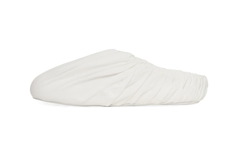 メゾン マルジェラからミニマルな美学が詰め込まれたミュール サージカル スリッポンが登場 Maison Margiela Surgical Slip-On Mule White Off-White Nylon Upper Cloth Overlay Elasticated Band Round Toe Indoor House Shoe COVID Coronavirus Pandemic Locdown Chic Designer Suede Sole Made in Italy Slam Jam Exclusive Limited Edition