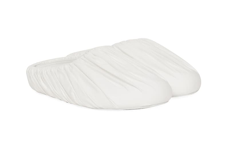 メゾン マルジェラからミニマルな美学が詰め込まれたミュール サージカル スリッポンが登場 Maison Margiela Surgical Slip-On Mule White Off-White Nylon Upper Cloth Overlay Elasticated Band Round Toe Indoor House Shoe COVID Coronavirus Pandemic Locdown Chic Designer Suede Sole Made in Italy Slam Jam Exclusive Limited Edition