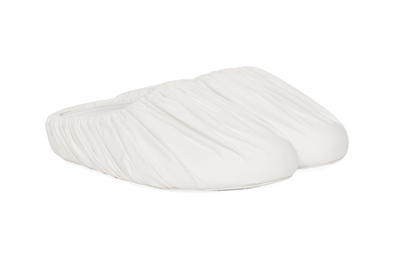 メゾン マルジェラからミニマルな美学が詰め込まれたミュール サージカル スリッポンが登場 Maison Margiela Surgical Slip-On Mule White Off-White Nylon Upper Cloth Overlay Elasticated Band Round Toe Indoor House Shoe COVID Coronavirus Pandemic Locdown Chic Designer Suede Sole Made in Italy Slam Jam Exclusive Limited Edition