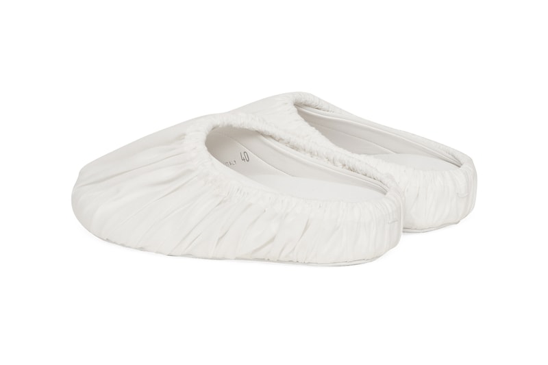 メゾン マルジェラからミニマルな美学が詰め込まれたミュール サージカル スリッポンが登場 Maison Margiela Surgical Slip-On Mule White Off-White Nylon Upper Cloth Overlay Elasticated Band Round Toe Indoor House Shoe COVID Coronavirus Pandemic Locdown Chic Designer Suede Sole Made in Italy Slam Jam Exclusive Limited Edition