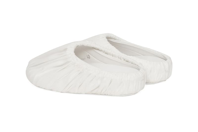 メゾン マルジェラからミニマルな美学が詰め込まれたミュール サージカル スリッポンが登場 Maison Margiela Surgical Slip-On Mule White Off-White Nylon Upper Cloth Overlay Elasticated Band Round Toe Indoor House Shoe COVID Coronavirus Pandemic Locdown Chic Designer Suede Sole Made in Italy Slam Jam Exclusive Limited Edition