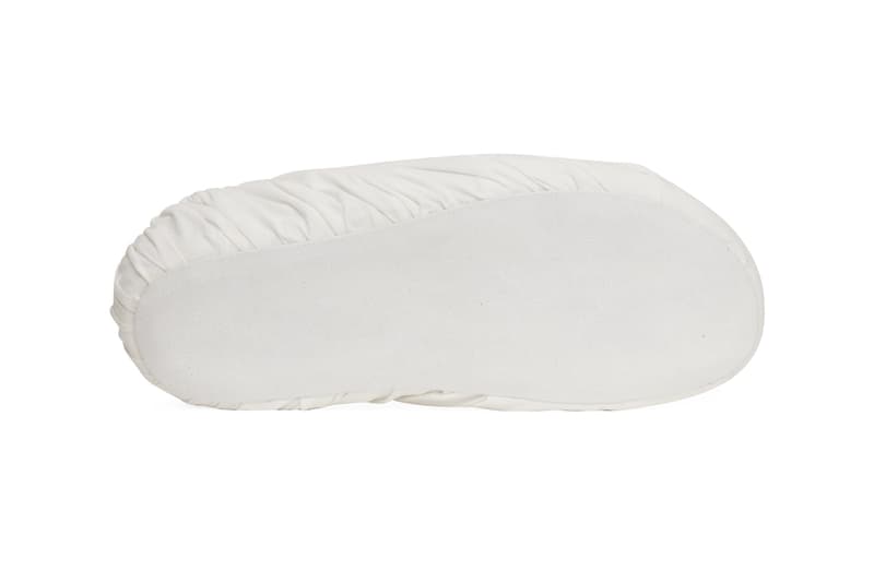 メゾン マルジェラからミニマルな美学が詰め込まれたミュール サージカル スリッポンが登場 Maison Margiela Surgical Slip-On Mule White Off-White Nylon Upper Cloth Overlay Elasticated Band Round Toe Indoor House Shoe COVID Coronavirus Pandemic Locdown Chic Designer Suede Sole Made in Italy Slam Jam Exclusive Limited Edition