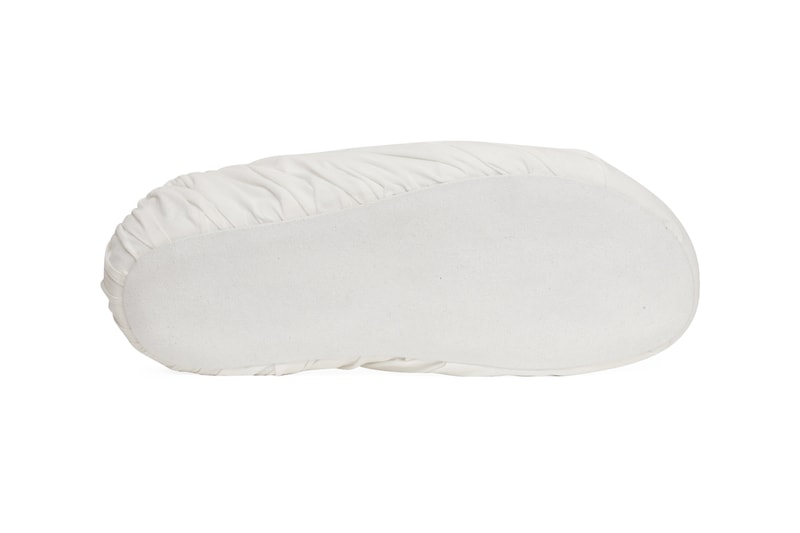メゾン マルジェラからミニマルな美学が詰め込まれたミュール サージカル スリッポンが登場 Maison Margiela Surgical Slip-On Mule White Off-White Nylon Upper Cloth Overlay Elasticated Band Round Toe Indoor House Shoe COVID Coronavirus Pandemic Locdown Chic Designer Suede Sole Made in Italy Slam Jam Exclusive Limited Edition