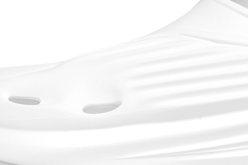 テンセブンティーン アリクス ナインエスエム モノスリップ 1017 ALYX 9SM からミニマルな意匠のスリッポン Mono Slip が発売 1017 ALYX 9SM Mono Slip Spring Summer 2021 SS21 Monopolymer Slip On Slipper Technical Singular EVA Foam Piece Tech Pre-Order Matthew M Williams Release Information FW21 Chrome Mirror Silver