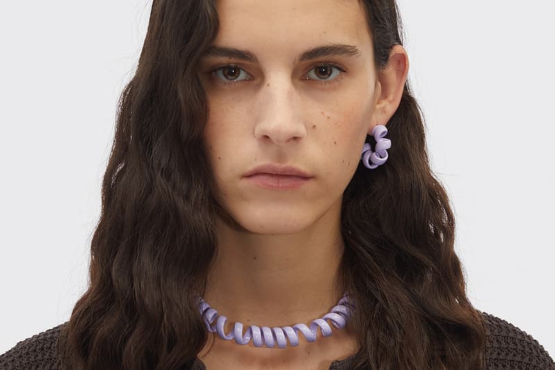 ボッテガ・ヴェネタから“受話器コード”に似ているとSNS上で話題の新作アクセサリーが登場 Bottega Veneta Phone Cord Necklace Hair Band Bracelet Earrings Viral Diet Prada Fashion Moment Collection Jewelry Accessories 