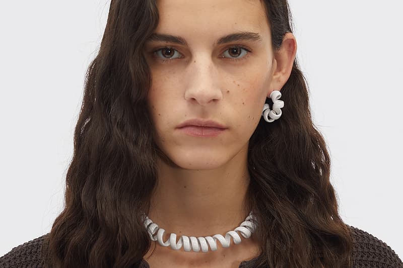 ボッテガ・ヴェネタから“受話器コード”に似ているとSNS上で話題の新作アクセサリーが登場 Bottega Veneta Phone Cord Necklace Hair Band Bracelet Earrings Viral Diet Prada Fashion Moment Collection Jewelry Accessories 