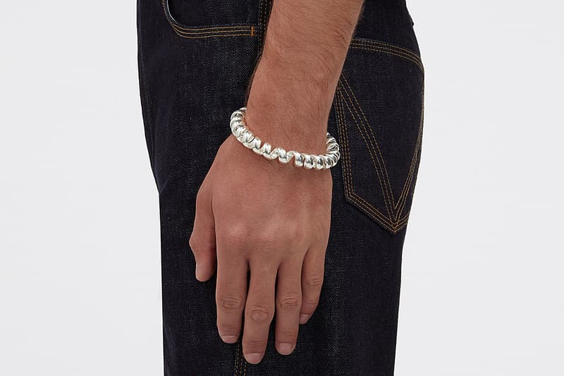 ボッテガ・ヴェネタから“受話器コード”に似ているとSNS上で話題の新作アクセサリーが登場 Bottega Veneta Phone Cord Necklace Hair Band Bracelet Earrings Viral Diet Prada Fashion Moment Collection Jewelry Accessories 