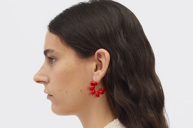 ボッテガ・ヴェネタから“受話器コード”に似ているとSNS上で話題の新作アクセサリーが登場 Bottega Veneta Phone Cord Necklace Hair Band Bracelet Earrings Viral Diet Prada Fashion Moment Collection Jewelry Accessories 