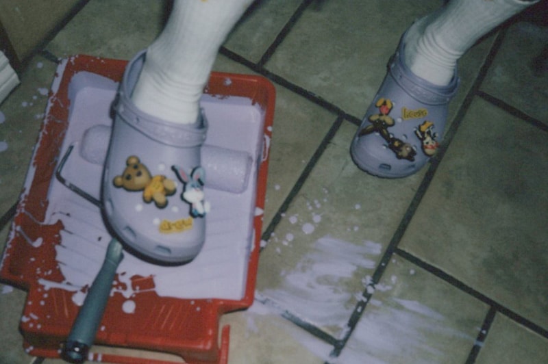 ジャスティン・ビーバーの手がけるドリューハウスが早くもクロックスとのコラボ第2弾を発売 justin bieber drew house crocs 2nd collaboration collection lavender clog socks release info