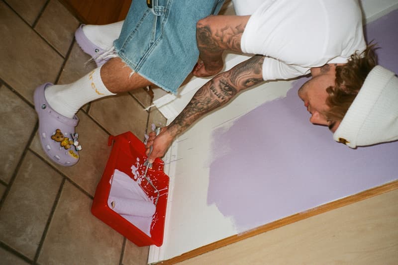 ジャスティン・ビーバーの手がけるドリューハウスが早くもクロックスとのコラボ第2弾を発売 justin bieber drew house crocs 2nd collaboration collection lavender clog socks release info