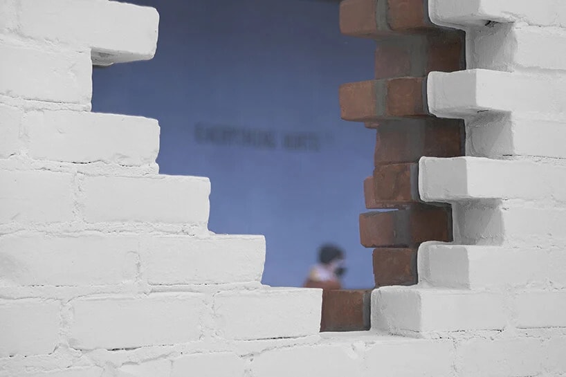 スナーキテクチャーが手がけた米ミシガン州のアートギャラリーライブラリーストリートコレクティブの新展示スペースをチェック snarkitecture brickwork installation library street collective images Alex Mustonen Daniel Arsham