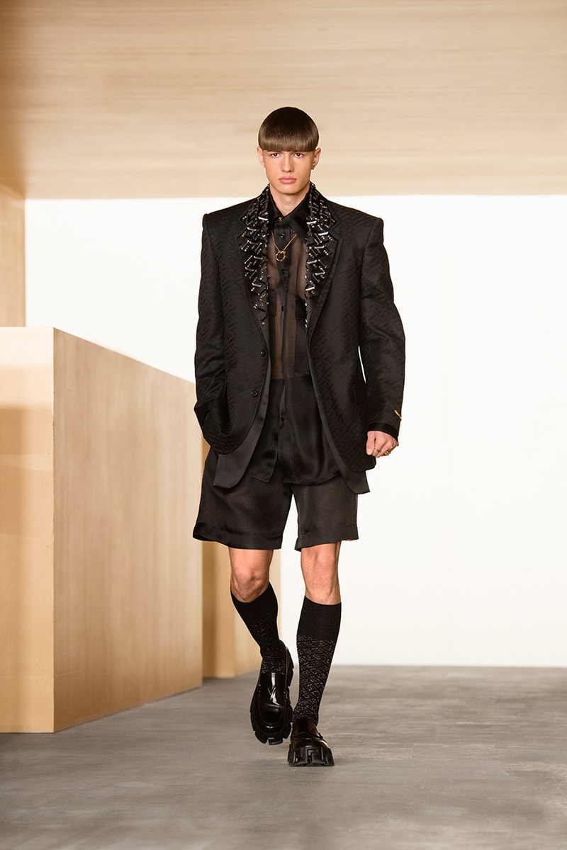 ヴェルサーチェ2021年秋冬コレクション Versace 2021 fall winter collection look