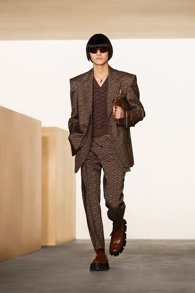 ヴェルサーチェ2021年秋冬コレクション Versace 2021 fall winter collection look