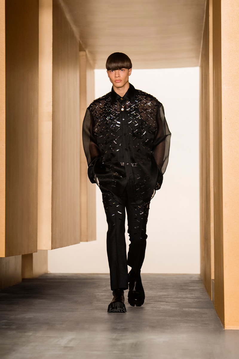 ヴェルサーチェ2021年秋冬コレクション Versace 2021 fall winter collection look
