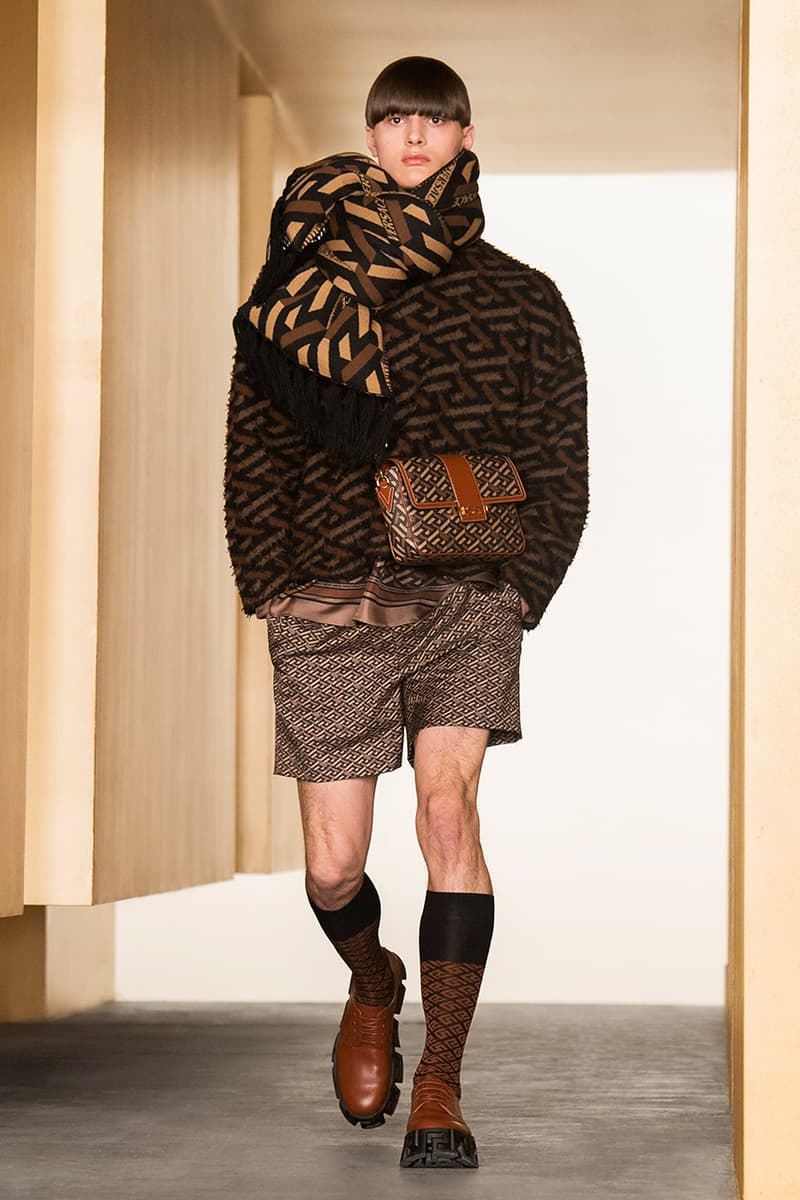 ヴェルサーチェ2021年秋冬コレクション Versace 2021 fall winter collection look