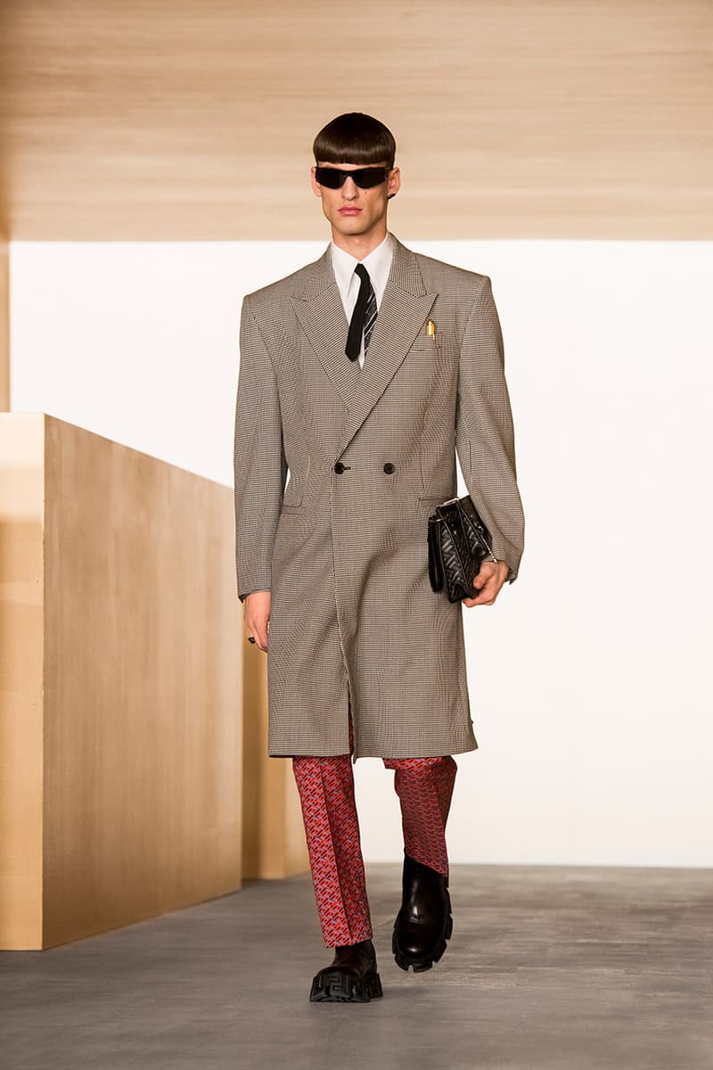 ヴェルサーチェ2021年秋冬コレクション Versace 2021 fall winter collection look