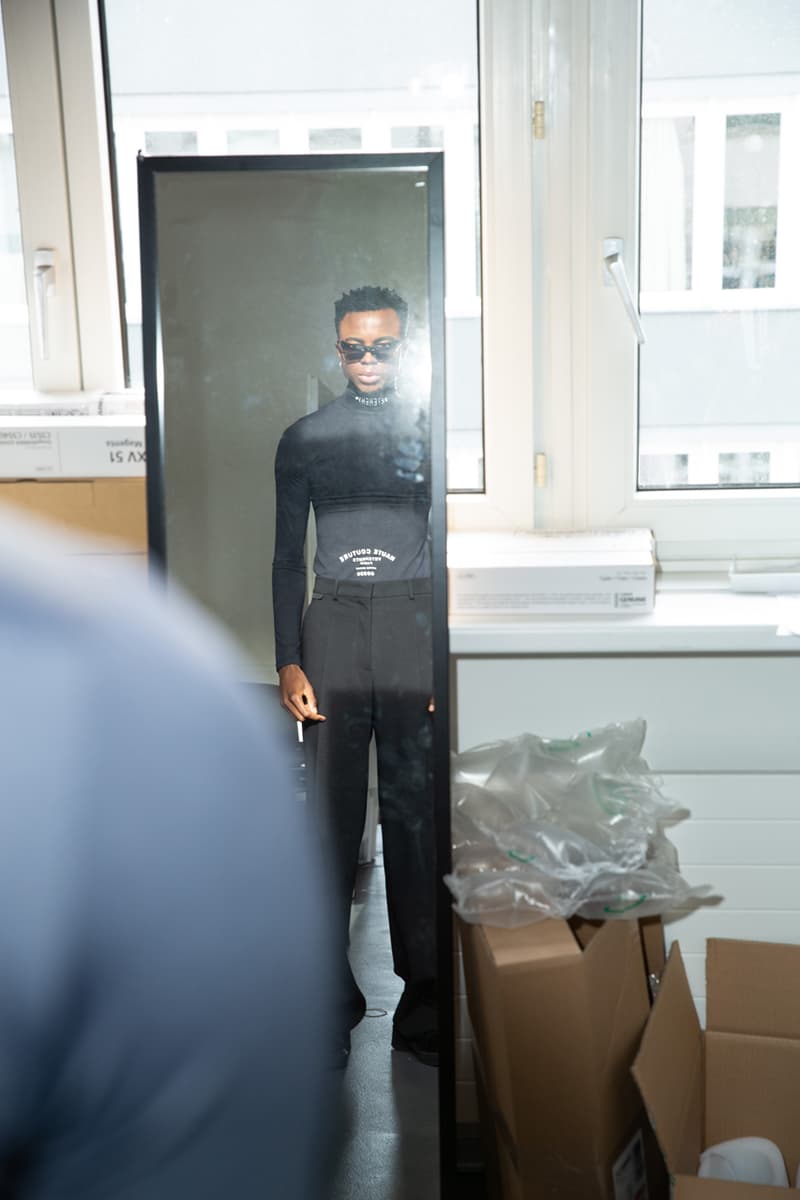 ヴェトモンが立ち上がり間近である2021年秋冬コレクションのビジュアル撮影の舞台裏を公開 Vetements Fall/Winter 2021 Collection Behind-the-Scenes details closer look fw21 release date info buy menswear womensewar gvasalia guram