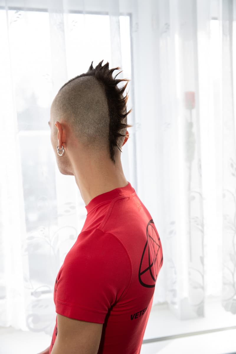 ヴェトモンが立ち上がり間近である2021年秋冬コレクションのビジュアル撮影の舞台裏を公開 Vetements Fall/Winter 2021 Collection Behind-the-Scenes details closer look fw21 release date info buy menswear womensewar gvasalia guram