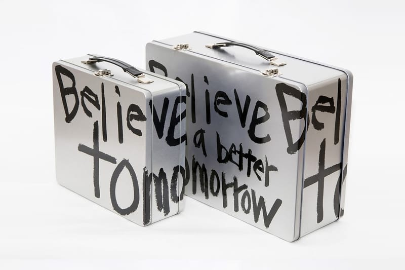 COMME des GARÇONS からブランドらしいユニークなブリキ製のトランク2型が登場