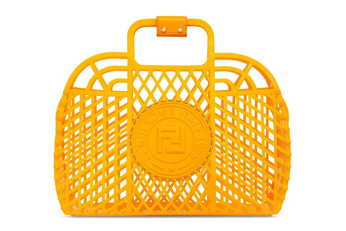 フェンディからラグジュアリーなプラスチック製バスケットバッグが登場 Fendi Recycled Plastic BASKET Handbag Release 1990s nostalgia shopping basket 