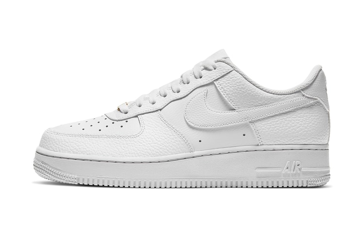 Nike からゴールドのデュブレが配されたオールホワイトの Air Force 1 Low が発売
