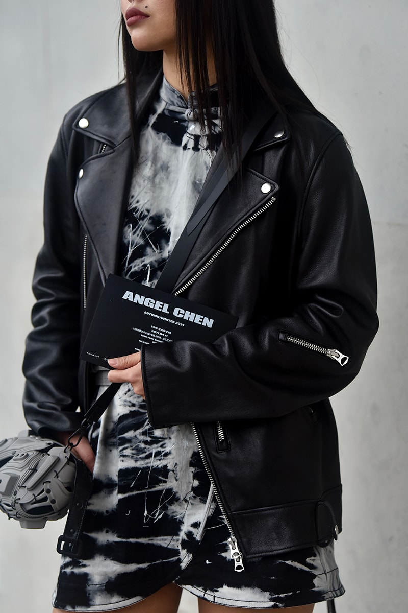 ストリートスタイル：2021年秋冬上海・ファッションウィーク Streetstyle：Shanghai Fashion Week Fall/Winter 2021 Looks Autumn black and white accessories coats