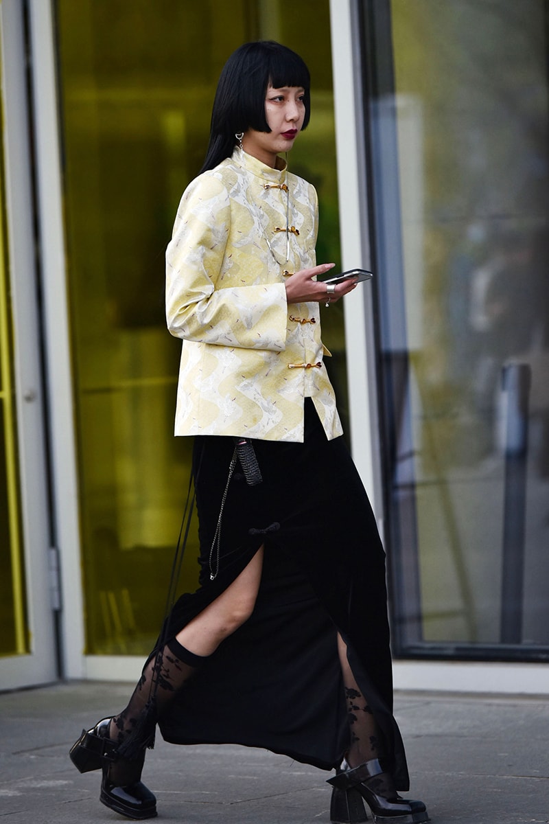 ストリートスタイル：2021年秋冬上海・ファッションウィーク Streetstyle：Shanghai Fashion Week Fall/Winter 2021 Looks Autumn black and white accessories coats