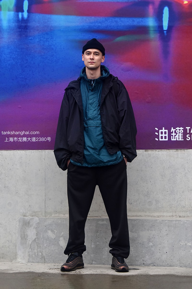 ストリートスタイル：2021年秋冬上海・ファッションウィーク Streetstyle：Shanghai Fashion Week Fall/Winter 2021 Looks Autumn black and white accessories coats