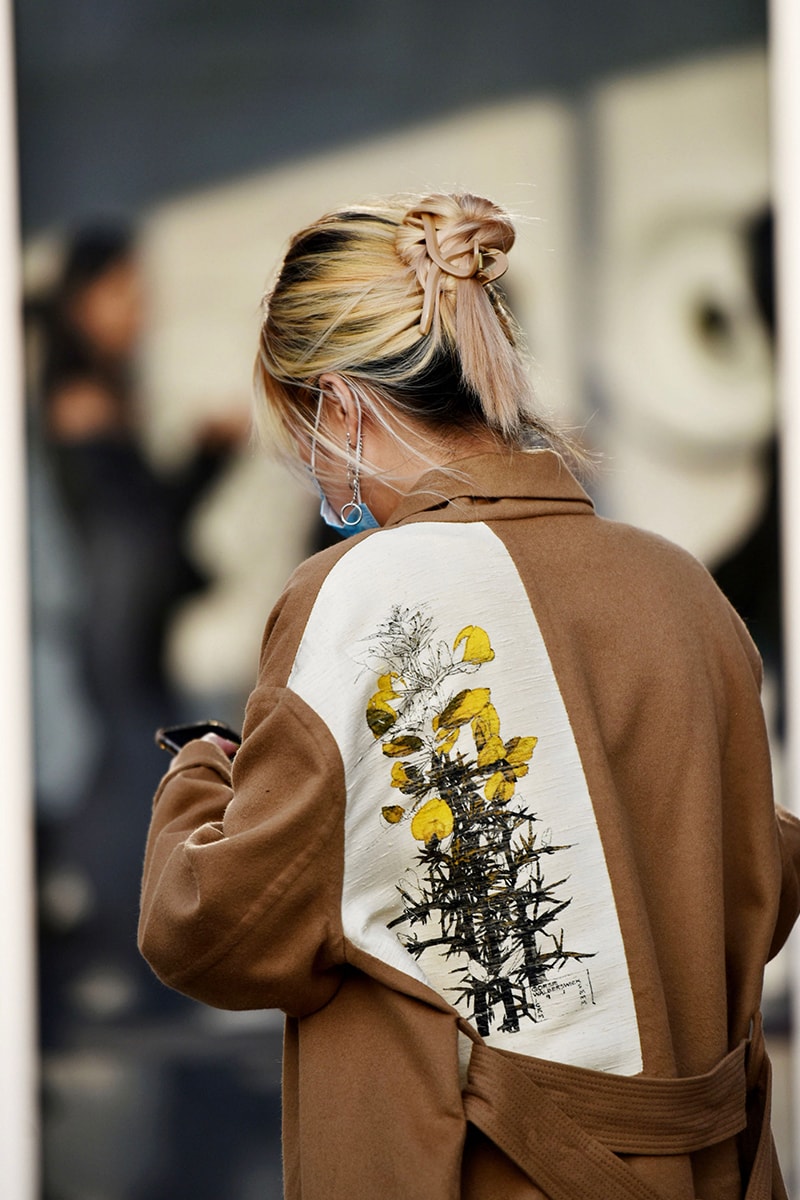 ストリートスタイル：2021年秋冬上海・ファッションウィーク Streetstyle：Shanghai Fashion Week Fall/Winter 2021 Looks Autumn black and white accessories coats