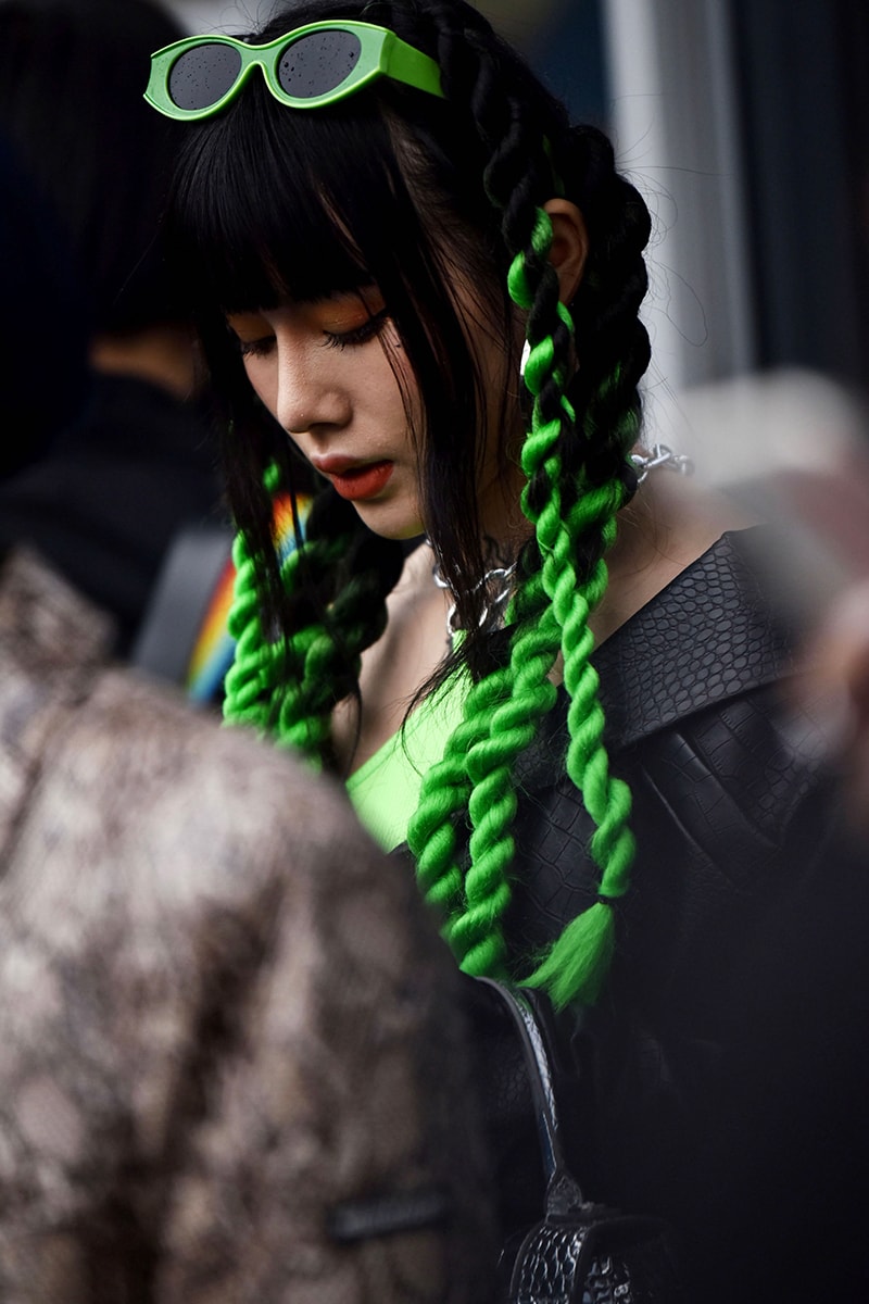 ストリートスタイル：2021年秋冬上海・ファッションウィーク Streetstyle：Shanghai Fashion Week Fall/Winter 2021 Looks Autumn black and white accessories coats
