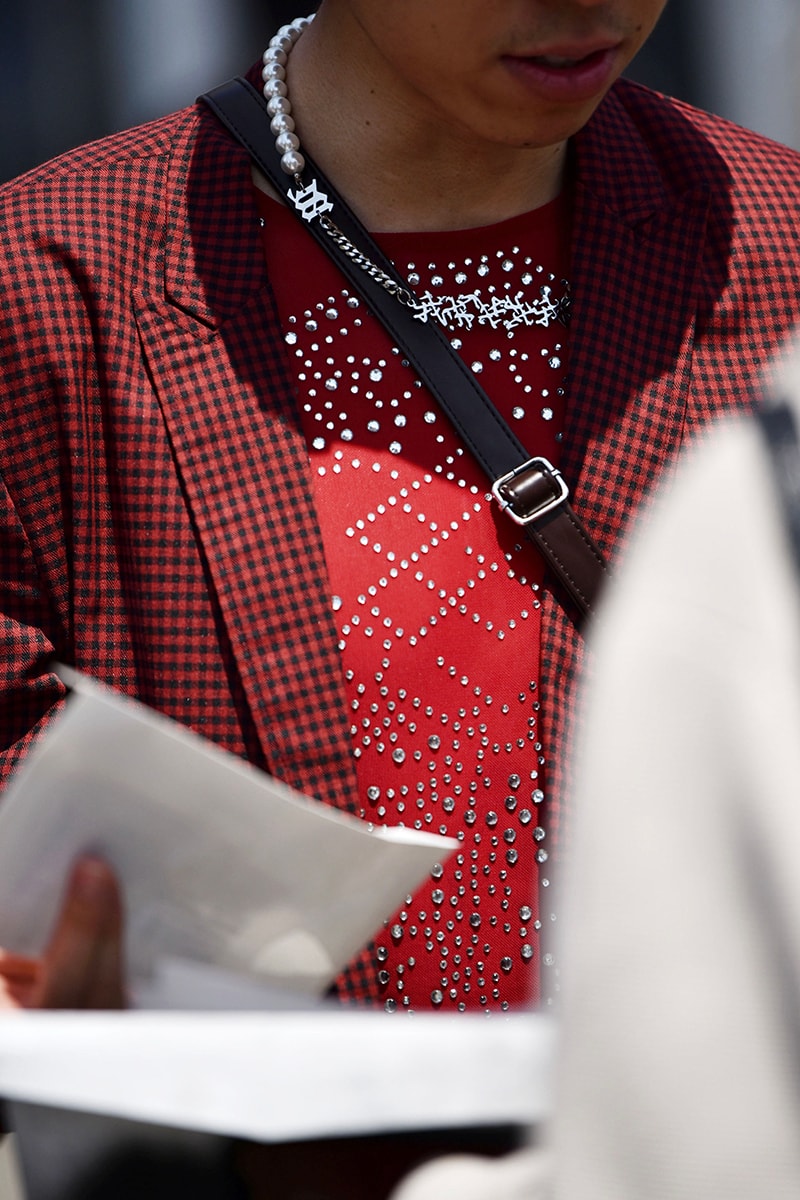ストリートスタイル：2021年秋冬上海・ファッションウィーク Streetstyle：Shanghai Fashion Week Fall/Winter 2021 Looks Autumn black and white accessories coats