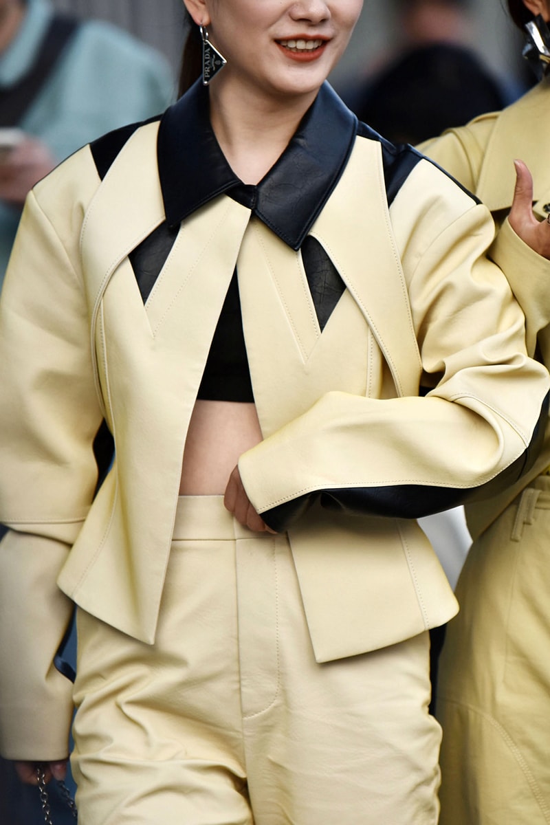 ストリートスタイル：2021年秋冬上海・ファッションウィーク Streetstyle：Shanghai Fashion Week Fall/Winter 2021 Looks Autumn black and white accessories coats