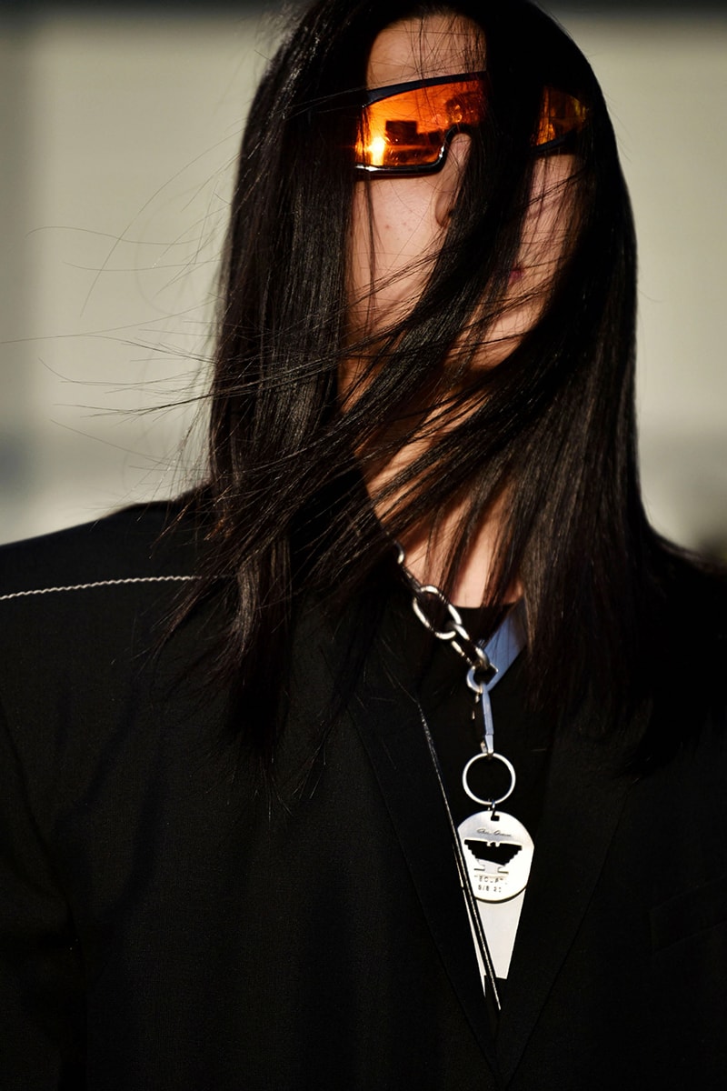 ストリートスタイル：2021年秋冬上海・ファッションウィーク Streetstyle：Shanghai Fashion Week Fall/Winter 2021 Looks Autumn black and white accessories coats
