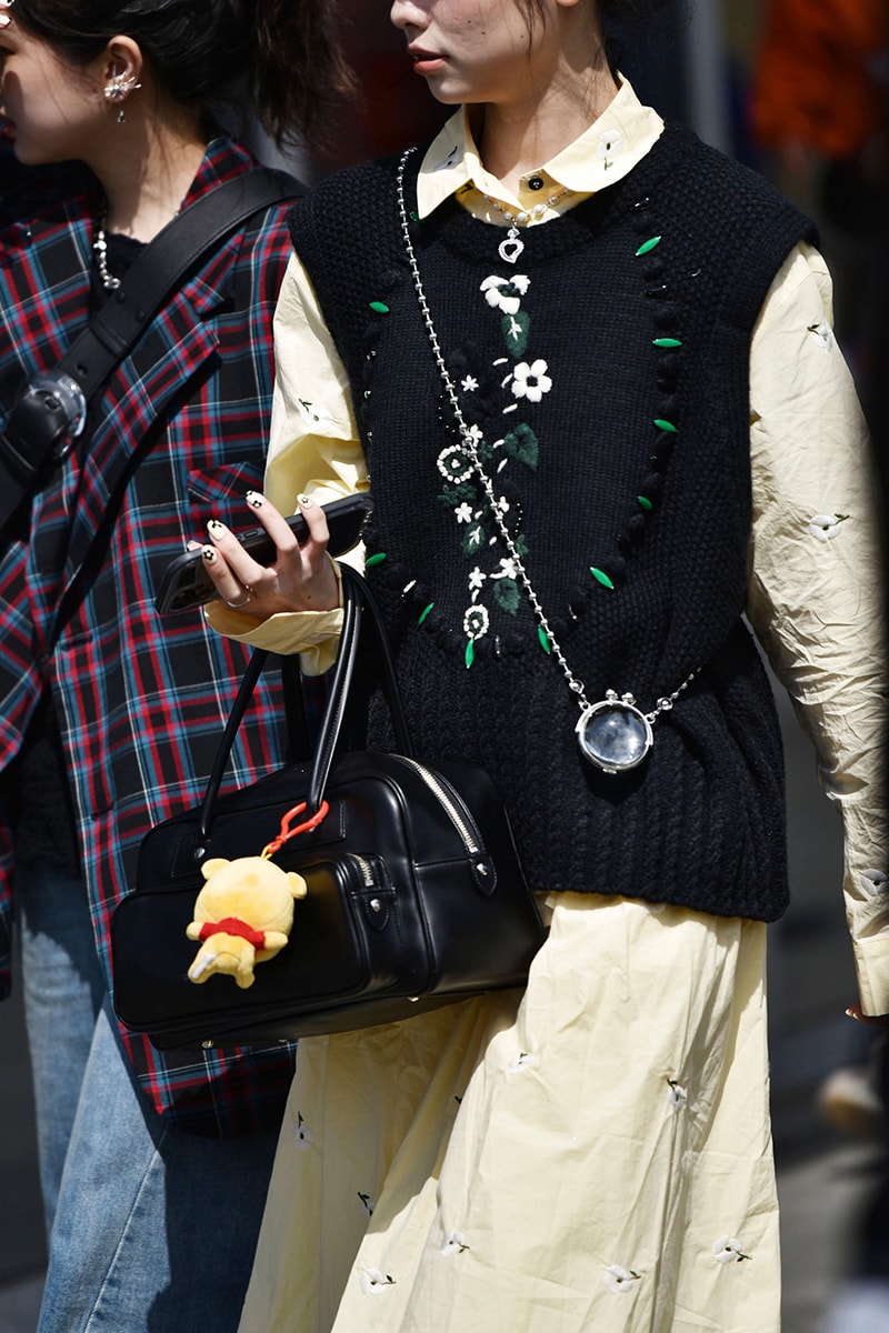 ストリートスタイル：2021年秋冬上海・ファッションウィーク Streetstyle：Shanghai Fashion Week Fall/Winter 2021 Looks Autumn black and white accessories coats